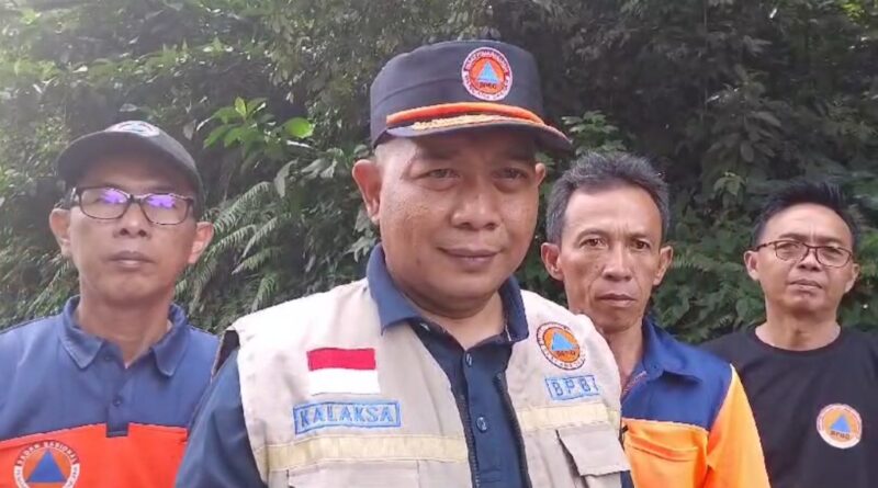 Kepala BPBD Tanggamus Irvan Wahyudi bersama tim reaksi cepat usai mitigasi potensi longsor di Batu Kramat, Kota Agung Timur, Jumat 31 Januari 2025 | Herdi/Media Prioritastv.com.