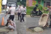 Penambalan jalan rusak di Gading Rejo, Pringsewu, Minggu 26 Januari 2025 | Dok. Humas Polres Pringsewu.