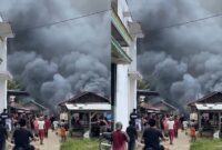 Kolase foto kebakaran yang terjadi di Pasar Sukaraja, Semaka, Tanggamus, Senin 27 Januari 2025 | Tangkapan Layar Video.