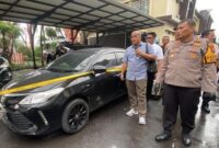 Polisi saat menunjukan barang bukti mobil yang disita dalam kasus mutilasi di Jawa Timur.