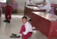 Siswa SD Swasta di Medan saat disuruh belajar di lantai karena menunggak uang sekolah | Tangkapan Layar Video.