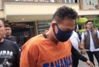 Tersangka Rochmat Tri Hartanto saat digiring menuju tempat konferensi pers Polda Jawa Timur, Senin 27 Januari 2025 | Dekki/Media Prioritastv.com.