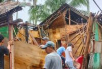 Warga Sukabanjar saat membantu membersihkan puing-puing rumah yang ambruk akibat hujan semalaman, Kamis 9 Januari 2025.