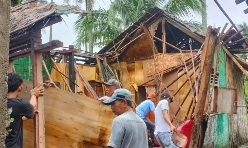 Warga Sukabanjar saat membantu membersihkan puing-puing rumah yang ambruk akibat hujan semalaman, Kamis 9 Januari 2025.