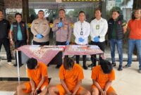Tiga tersangka pembegalan terhadap driver maxim saat dihadirkan Polresta Bandar Lampung saat Konferensi Pers, Senin 3 Februari 2025 | Putra/Media Prioritastv.com.