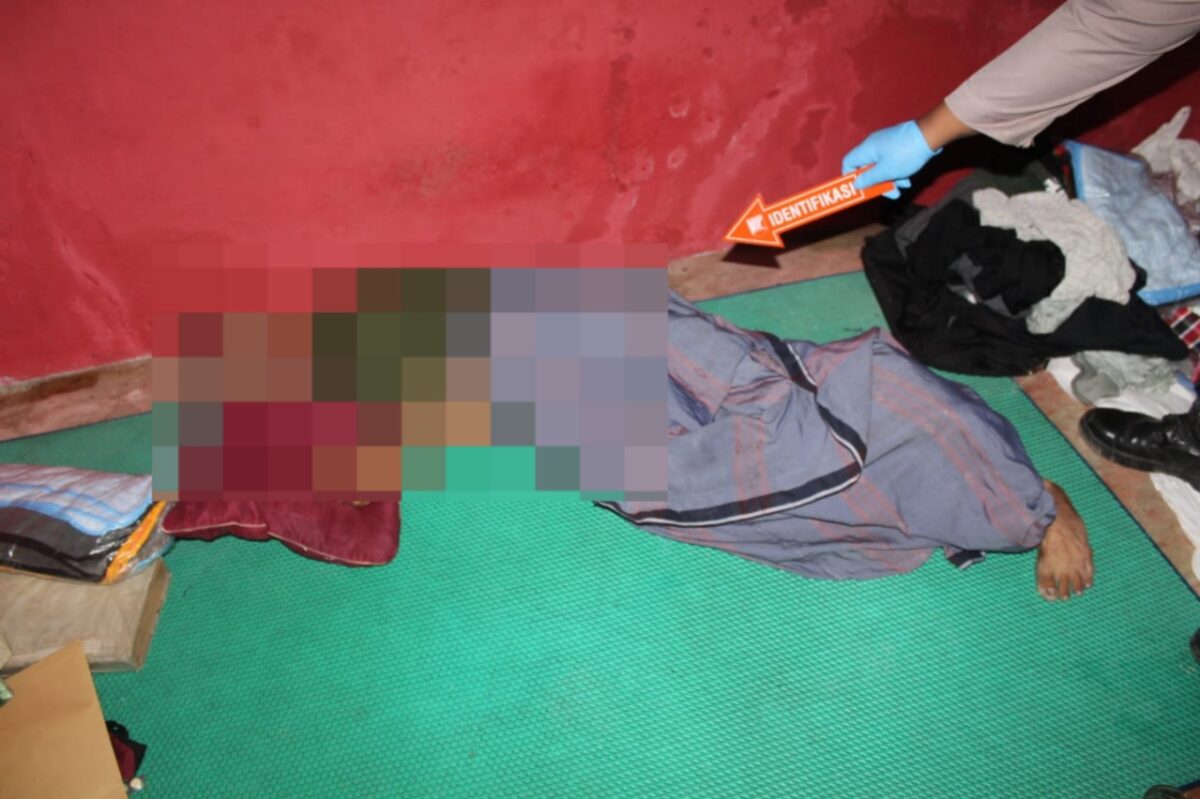 Polisi saat melakukan identifikasi temuan mayat di rumah kost Pringsewu Timur, Pringsewu, Minggu 2 Februari 2024, malam.