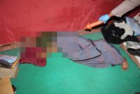Polisi saat melakukan identifikasi temuan mayat di rumah kost Pringsewu Timur, Pringsewu, Minggu 2 Februari 2024, malam.