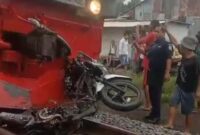 Kondisi motor korban mengalami ringsek usai ditabrak Kereta Api Probowangi relasi Surabaya-Banyuwangi, Minggu 23 Februari 2025 | Dekki/Media Prioritastv.com.