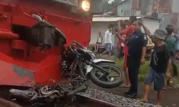 Kondisi motor korban mengalami ringsek usai ditabrak Kereta Api Probowangi relasi Surabaya-Banyuwangi, Minggu 23 Februari 2025 | Dekki/Media Prioritastv.com.