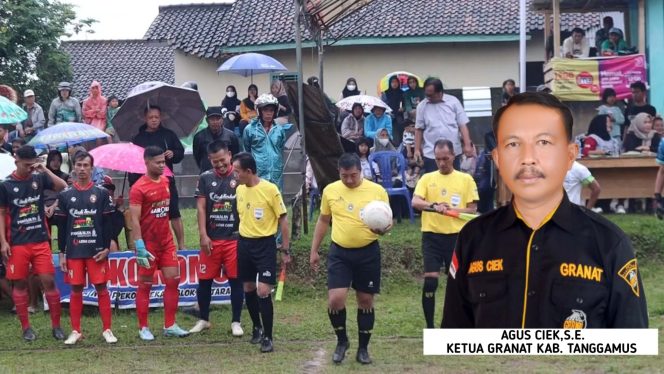 
 Kolese Foto Ketua Granat Kabupaten Tanggamus Agus Ciek, S.E.  dan Para Pemain Serta Wasit Dalam Laga Grand Final Latihan Bersama Taruna CUP Pekon Tekad Tahun 2025. Foto: Asrul Ariski/Media Prioritastv.com. 