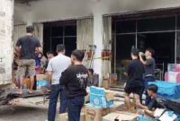 Para karyawan Indomaret di Jalan Kepayang 2, Kecamatan Rajabasa, Bandar Lampung saat mengevakuasi barang-barang, Sabtu 1 Februari 2025.