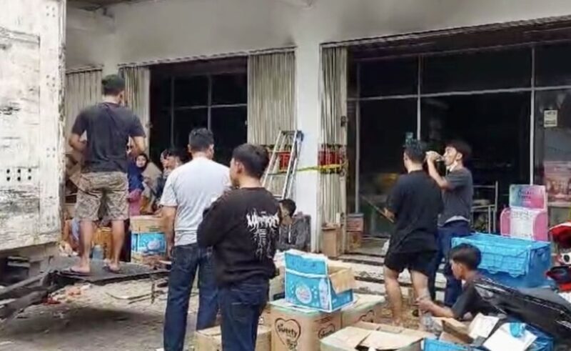 Para karyawan Indomaret di Jalan Kepayang 2, Kecamatan Rajabasa, Bandar Lampung saat mengevakuasi barang-barang, Sabtu 1 Februari 2025.