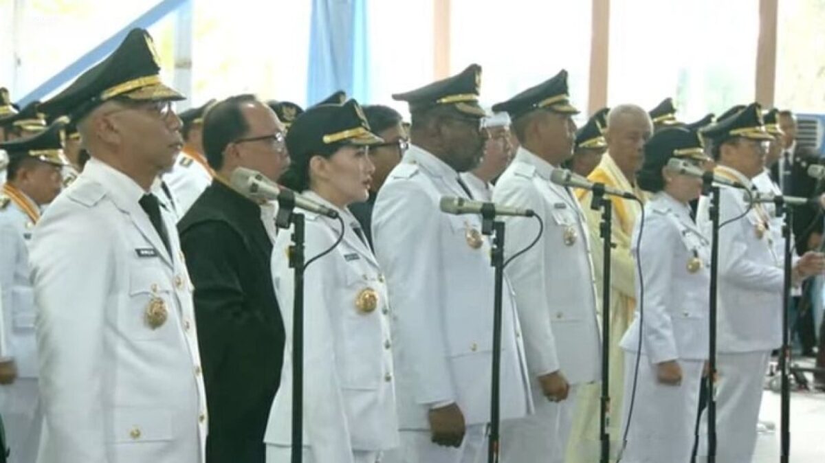 Gubernur Lampung Rahmat Mirzani Djausal  (kiri) menjadi salah satu dari enam kepala daerah yang maju ke depan untuk dilantik secara simbolis oleh Presiden Prabowo Subianto di Istana Kepresidenan, Kamis (20/2/2025)