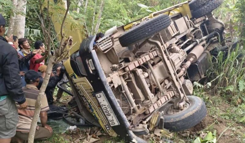 Truk terguling saat tak kuat menanjak di tanjakan tebing ABRI Ulu Belu Tanggamus, Jumat 7 Februari 2025 | Dok. Istimewa.