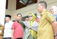 Ketua Tim Penggerak PKK Kabupaten Tanggamus, Hj. Siti Mahmudah, meninjau langsung proses perbaikan masjid Nurul Faizin Komplek Islamic Center Tanggamus, Selasa 25 Februari 2025 | Dok. Kominfo Tanggamus.