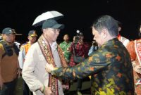 Gubernur Lampung RMD saat disambut oleh Plh. Sekretaris Daerah Provinsi Lampung, Firsada, di ruang VIP Bandara Raden Intan II pada Jumat (28/02/2025), malam | Dok. Kominfotik Lampung.