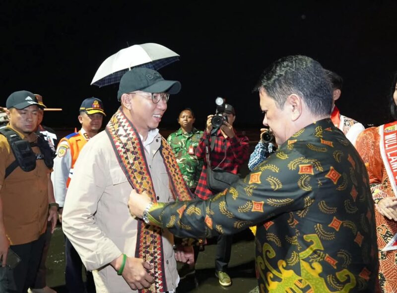 Gubernur Lampung RMD saat disambut oleh Plh. Sekretaris Daerah Provinsi Lampung, Firsada, di ruang VIP Bandara Raden Intan II pada Jumat (28/02/2025), malam | Dok. Kominfotik Lampung.
