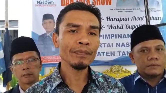 
 Wakil Bupati Tanggamus terpilih saat memberikan keterangan usai menghadiri tasyakuran dan talkshow di kantor DPD NasDem Tanggamus, Sabtu 1 Februari 2025 | Herdi/Media Prioritastv.com.