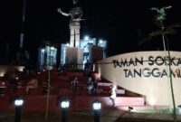 Keindahan Taman Seokarno Kota Agung Tanggamus yang dibadikan dari pinggir jalan raya, Sabtu 1 Februari 2025, malam | Herdi/Media Prioritastv.com.