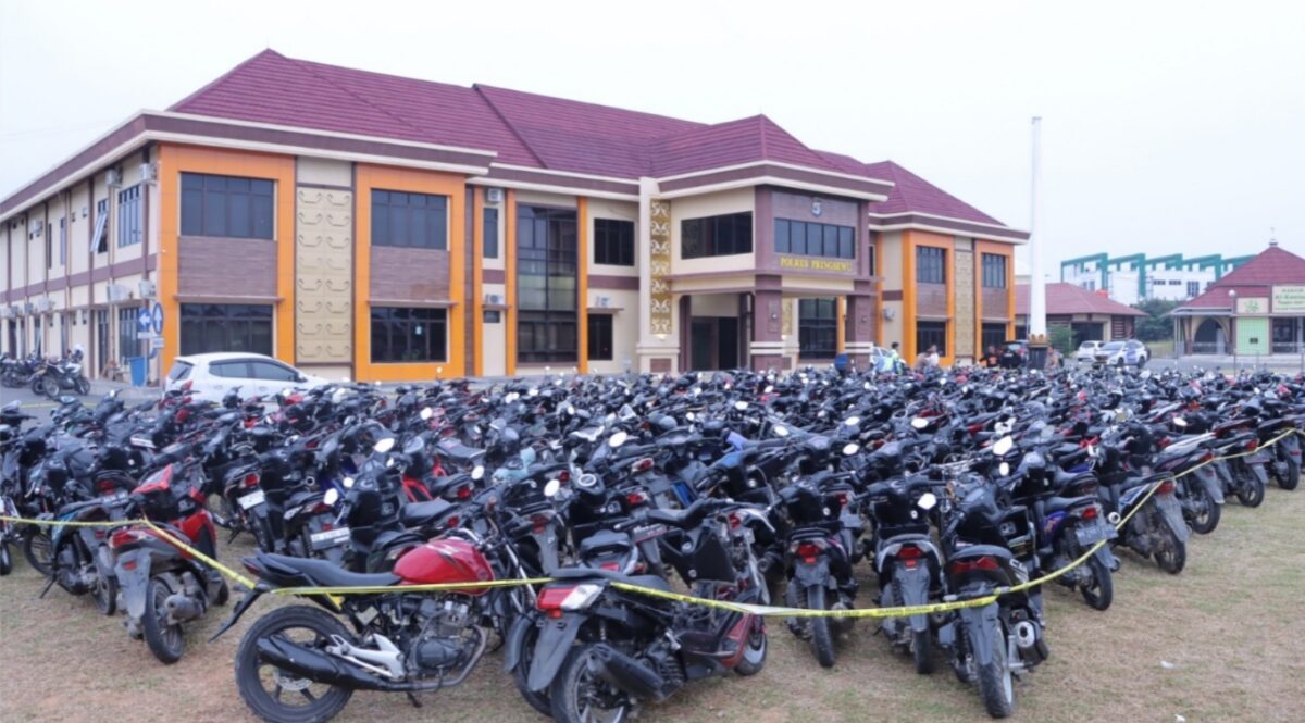Ratusan sepeda motor yang berhasil diamankan Polres Pringsewu dalam aksi balap liar di Jalinbar Gading Rejo, Pringsewu, Minggu 2 Februari 2025, dinihari | Dok. Polres Pringsewu.
