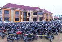 Ratusan sepeda motor yang berhasil diamankan Polres Pringsewu dalam aksi balap liar di Jalinbar Gading Rejo, Pringsewu, Minggu 2 Februari 2025, dinihari | Dok. Polres Pringsewu.