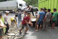 Pengurukan Badan Jalan di Leter S Sedayu, Semaka agar kendaraan lain dapat melintas, Minggu 2 Februari 2025 | Dok. Humas Polres Tanggamus.