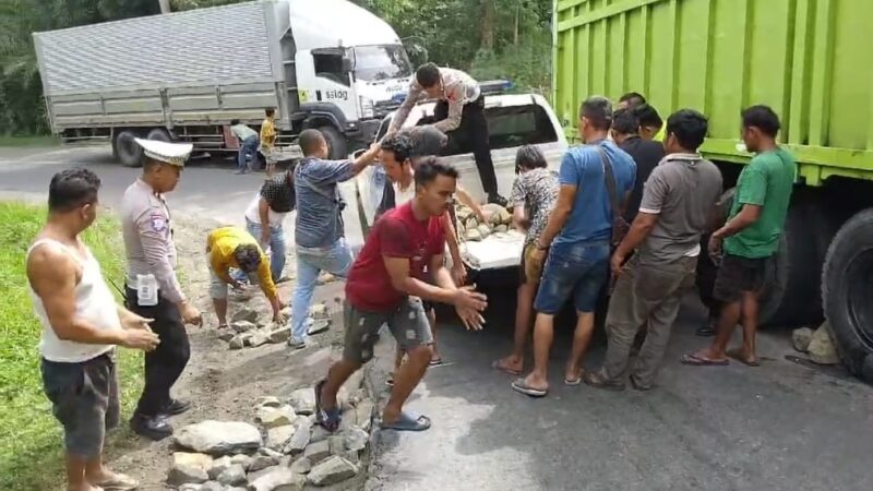 Pengurukan Badan Jalan di Leter S Sedayu, Semaka agar kendaraan lain dapat melintas, Minggu 2 Februari 2025 | Dok. Humas Polres Tanggamus.