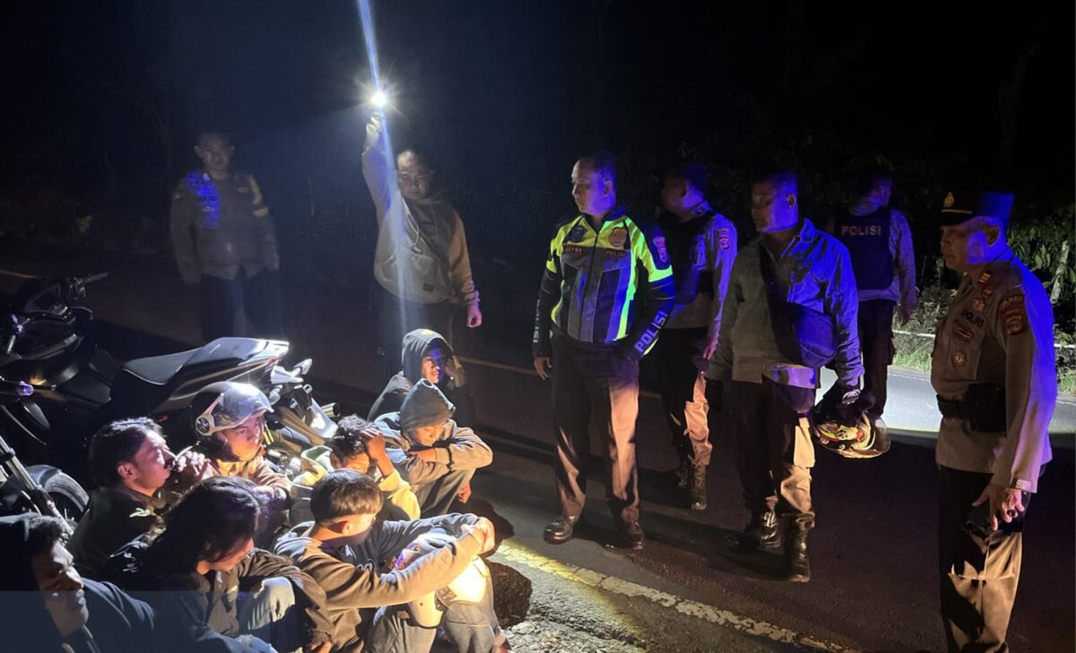 Polres Lampung Barat saat mengamankan para pemuda balap liar dan kendaraaanya, Minggu 2 Februari 2025 dinihari | Dok. Humas Polres Lampung Barat.