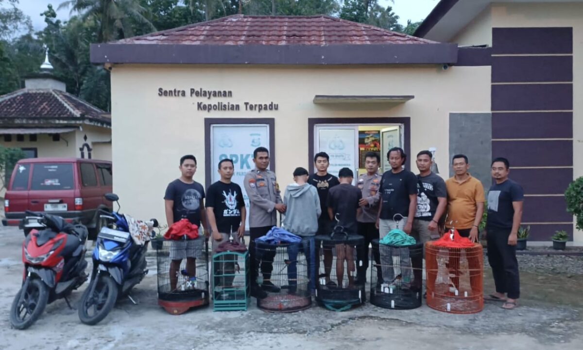 Kedua pelajar tersang pencurian saat berada di Polsek Pardasuka sebelum dijebloskan ke sel tahanan, Minggu 2 Februari 2025 | Dok. Polres Pringsewu.