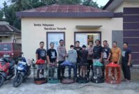 Kedua pelajar tersang pencurian saat berada di Polsek Pardasuka sebelum dijebloskan ke sel tahanan, Minggu 2 Februari 2025 | Dok. Polres Pringsewu.