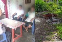 Kolase foto saat anggota Polsek Pematang Sawa secara persuasif menyampaikan penghentian penambangan batu di muara sungai dan batu yang ditambang oleh RM, Minggu 2 Februari 2025 | Dok. Polres Tanggamus.