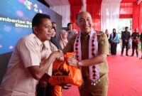 Pj Bupati Tanggamus Mulyadi Irsan saat menyerahkan bantuan kepada tenaga kebersihan, Senin 3 Februari 2025 | Herdi/Media Prioritastv.com.