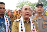 Pj Bupati Tanggamus Mulyadi Irsan saat memberikan keterangan usai meresmikan taman soekarno Kota Agung, Senin 3 Februari 2025 | Herdi/Media Prioritastv.com.