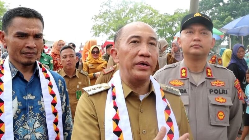 Pj Bupati Tanggamus Mulyadi Irsan saat memberikan keterangan usai meresmikan taman soekarno Kota Agung, Senin  3 Februari 2025 | Herdi/Media Prioritastv.com.
