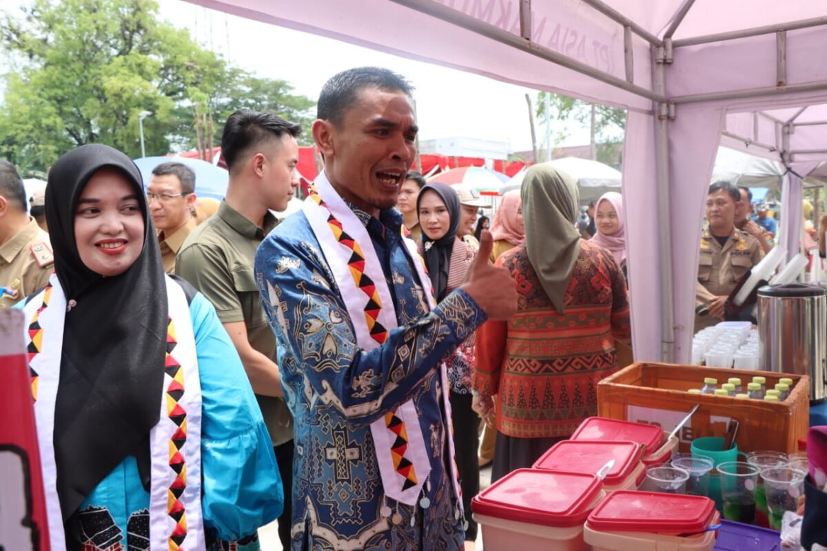 Wakil Bupati Tanggamus terpilih Agus Suranto bersama sang istri saat membeli jajanan di UMKM Taman Soekarno, Kota Agung, Senin 3 Februari 2025 | Herdi/Media Prioritastv.com.