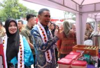 Wakil Bupati Tanggamus terpilih Agus Suranto bersama sang istri saat membeli jajanan di UMKM Taman Soekarno, Kota Agung, Senin 3 Februari 2025 | Herdi/Media Prioritastv.com.