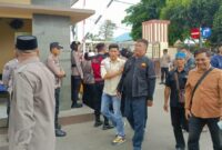 Herman dan keluarga saat mendatangi Polres Metro, Lampung, Senin 3 Februari 2025.