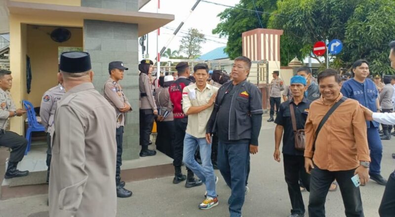 Herman dan keluarga saat mendatangi Polres Metro, Lampung, Senin 3 Februari 2025.