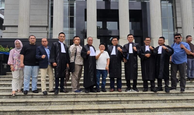 Tim penasehat hukum Dedi Irawan - Irawan Topani dan tim pemenangan usai putusan dismissal di MK, Selasa 4 Februari 2025 | Suroso/Media Prioritastv.
com.