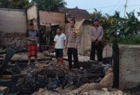 Anggota Polres Pesisir Barat saat melakukan pemeriksaan TKP kebakaran di Pekon Rata Agung, Lemong, Selasa 4 Februari 2025 | Dok. Humas Polres Pesisir Barat.