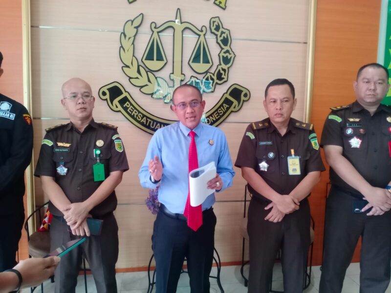 Kepala Kejaksaan Negeri (Kajari) Tanggamus, Dr. Adi Fakhruddin, dan didampingi oleh seluruh Kepala Seksi (Kasi) saat menyampaikan konferensi pers keberhasilan tahun 2024, Selasa 4 Februari 2025.