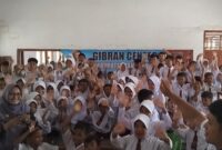 Pelajar SDN 1 Pekon Waynipah, Pematang Sawa, Tanggamus saat menyambut antusias kedatangan Gibran Center Tanggamus, Selasa 4 Februari 2025 | Herdi/Media Prioritastv.com.