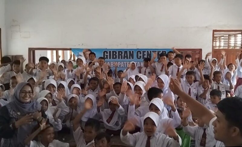 Pelajar SDN 1 Pekon Waynipah, Pematang Sawa, Tanggamus saat menyambut antusias kedatangan Gibran Center Tanggamus, Selasa 4 Februari 2025 | Herdi/Media Prioritastv.com.