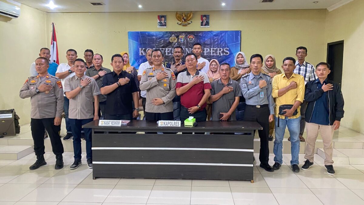 Foto bersama usai konferensi pers penyampaian kesepakatan bersama usai restorstif justice kasus Curanmor yang melibatkan anak dibawah umur di Way Kanan, Lampung, Selasa 4 Februari 2025.