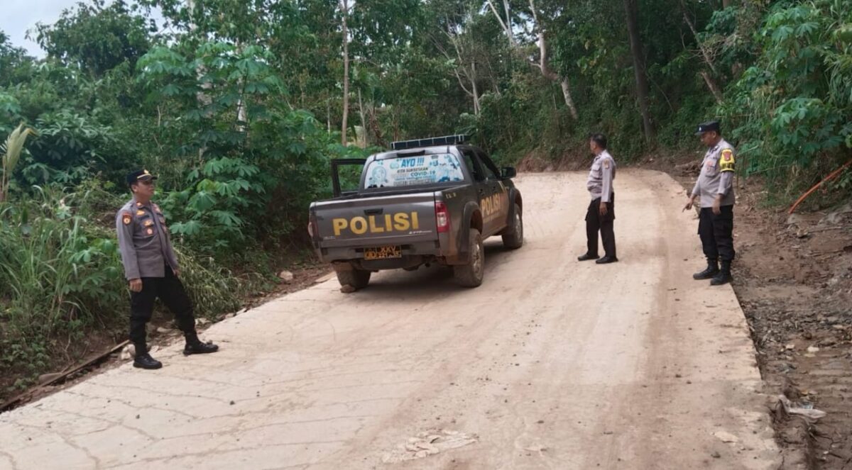 Kapolsek Wonosobo saat meninjau jalan yang telah di cor di register 39 BNS, Tanggamus, Selasa 4 Februari 2025.