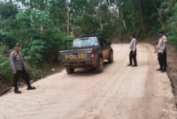 Kapolsek Wonosobo saat meninjau jalan yang telah di cor di register 39 BNS, Tanggamus, Selasa 4 Februari 2025.