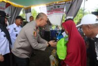 Kapolres Tanggamus AKBP Rivanda saat menyerahkan bakan pokok kepada masyarakat di lapangan bola Cukuh Batu, Terbaya, Kota Agung, Rabu 5 Februari 2025.