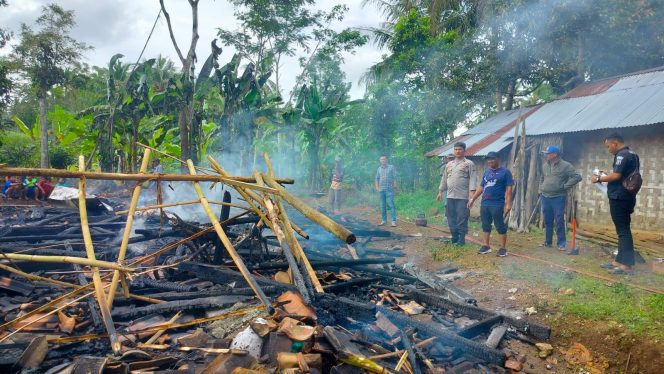 
 Polisi saat melakukan identifikasi kebakaran di Pekon Darusalam, Gunung Alip, Tanggamus, Rabu 5 Februari 2025 | Dok. Humas Polres Tanggamus.