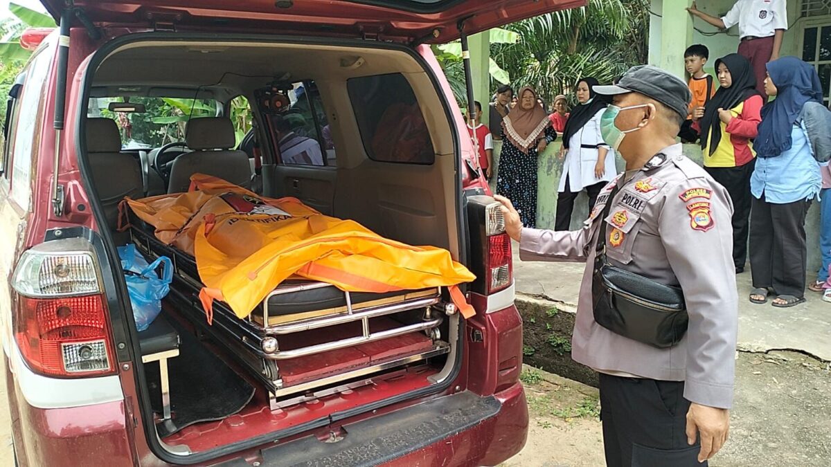 Polisi saat melakukan evakuasi nenek tewas diduga bunuh diri di Lampung Tengah, Rabu 5  Februari 2025 | Dok. Polres Lampung Tengah.