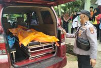 Polisi saat melakukan evakuasi nenek tewas diduga bunuh diri di Lampung Tengah, Rabu 5  Februari 2025 | Dok. Polres Lampung Tengah.
